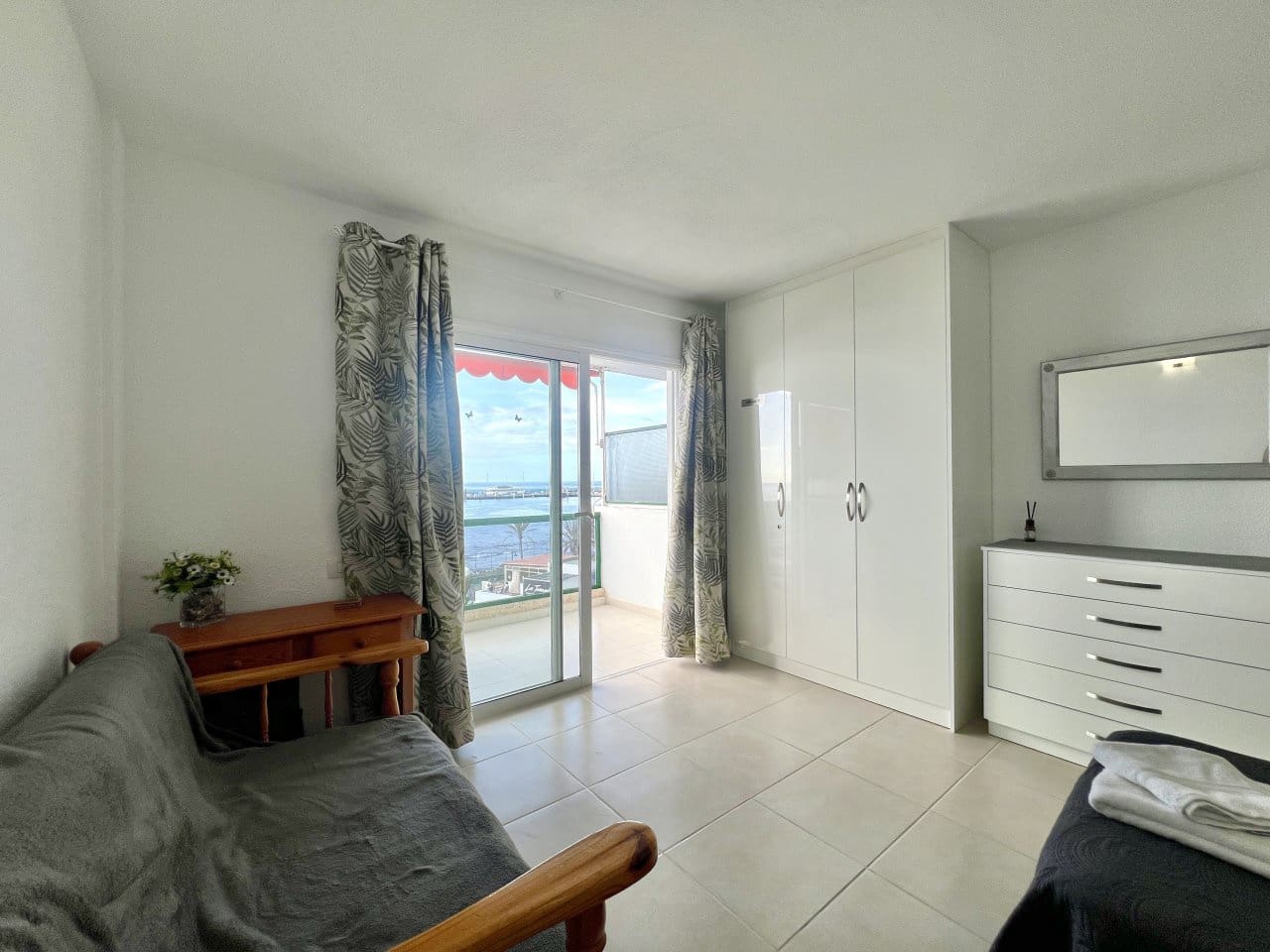 Apartment for sale in Los Cristianos with pool - € 265,000 (Ref: 9481952)