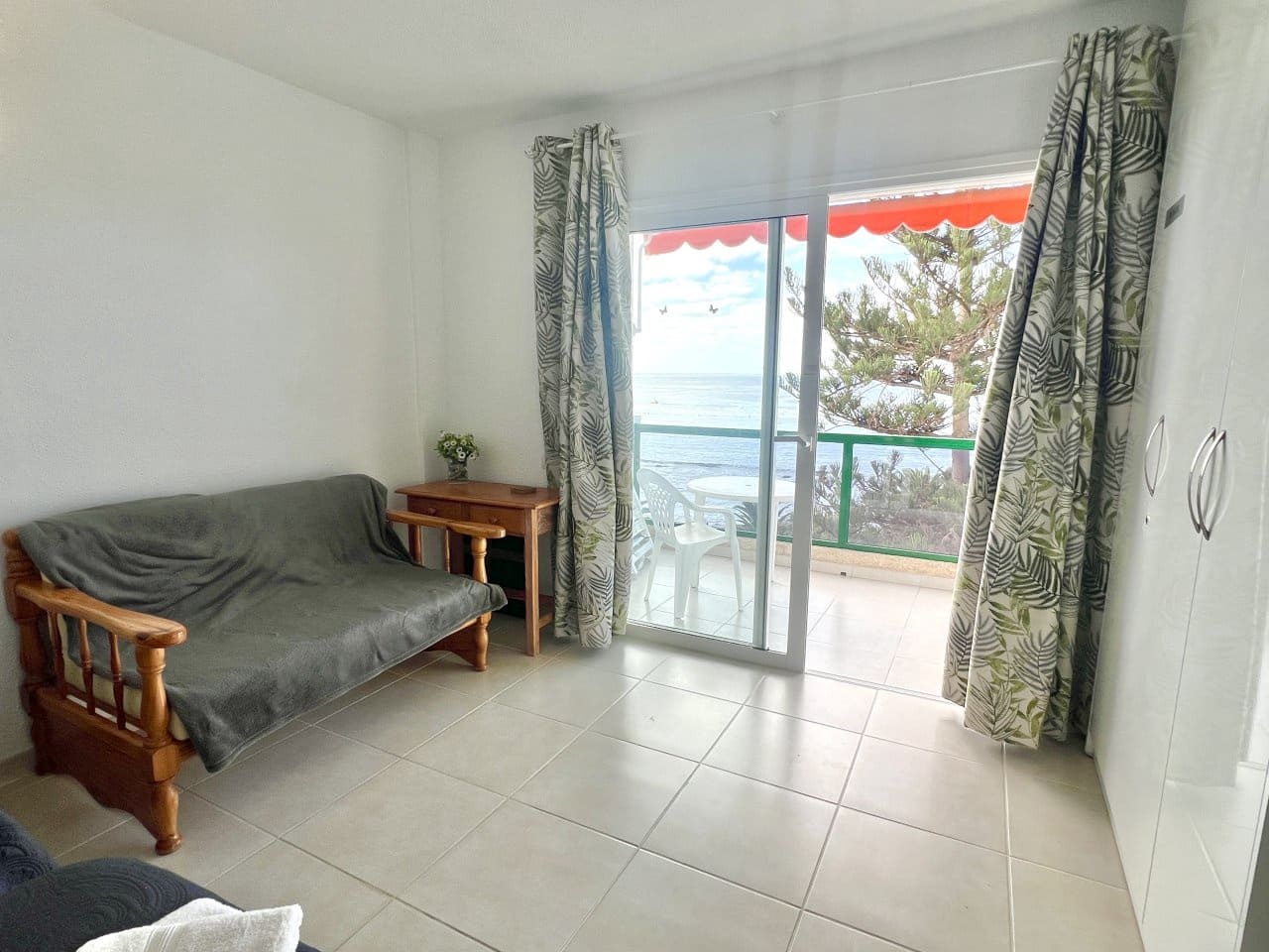 Apartment for sale in Los Cristianos with pool - € 265,000 (Ref: 9481952)