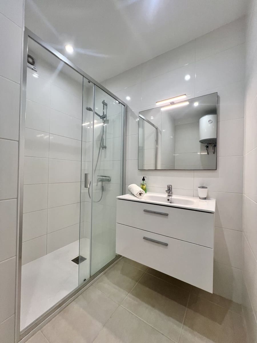 Apartment for sale in Los Cristianos with pool - € 265,000 (Ref: 9481952)