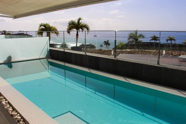 2 soveværelse Lejlighed til salg i La Caleta, Valverde med swimmingpool - € 1.095.000 (Ref: 9761826)