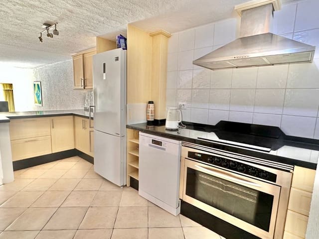 2 makuuhuone Paritalo myytävänä paikassa Playa de las Americas, Arona mukana uima-altaan - 795 000 € (Ref: 9794390)