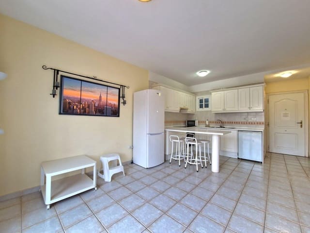 1 makuuhuone Kattohuoneisto myytävänä paikassa Los Cristianos, Arona mukana uima-altaan - 299 000 € (Ref: 9807136)