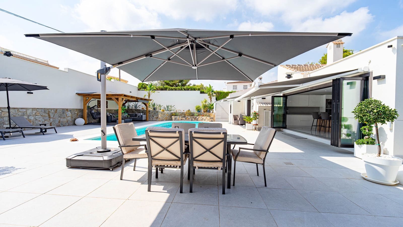 3 bedroom Villa for sale in Villamartin with pool garage - € 770,000 (Ref: 10112256)