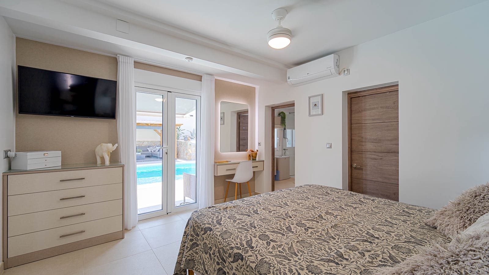 3 bedroom Villa for sale in Villamartin with pool garage - € 770,000 (Ref: 10112256)
