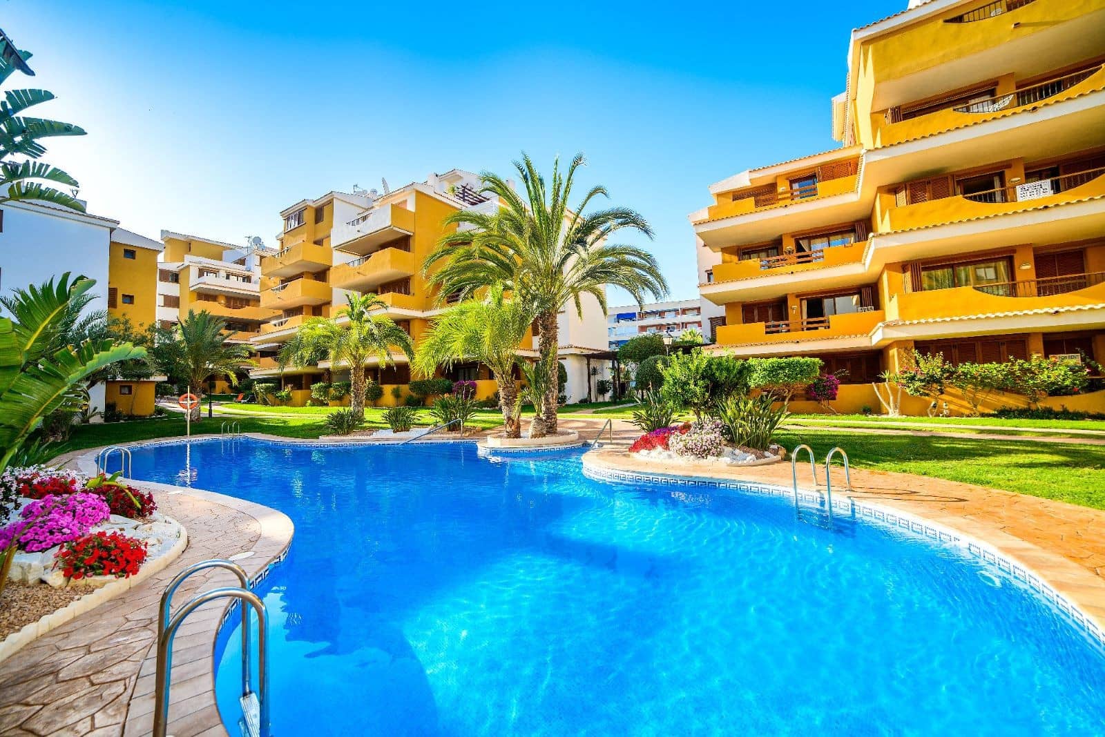 Apartamento de 2 habitaciones en Punta Prima en venta con piscina garaje - 270.000 € (Ref: 10112266)