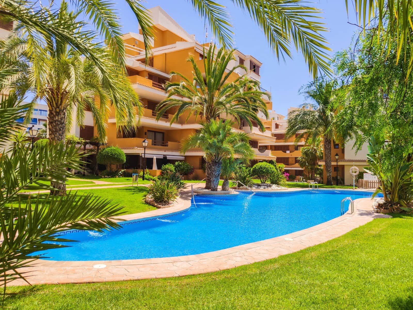 Apartamento de 2 habitaciones en Punta Prima en venta con piscina garaje - 270.000 € (Ref: 10112266)
