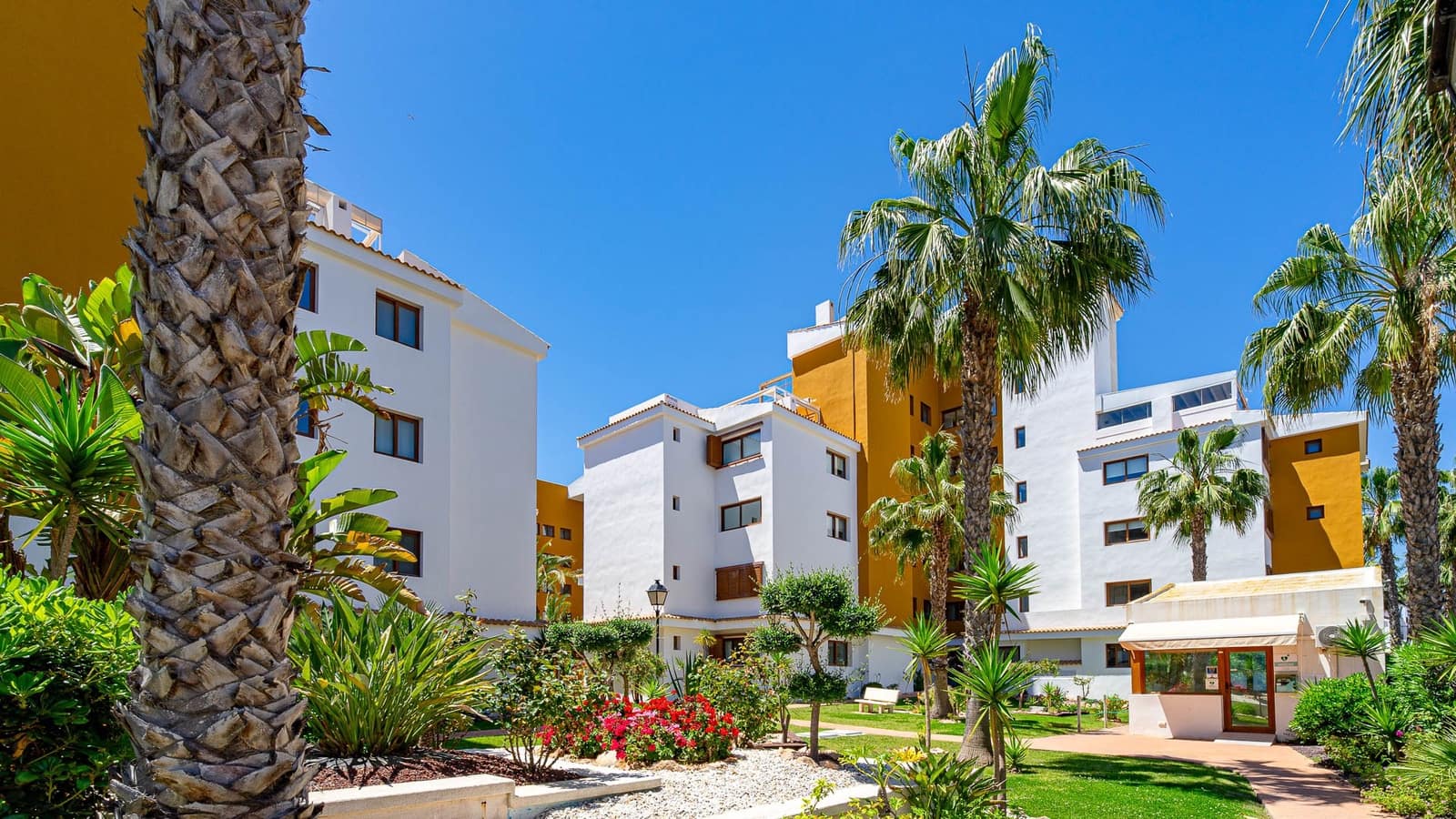 Apartamento de 2 habitaciones en Punta Prima en venta con piscina garaje - 270.000 € (Ref: 10112266)