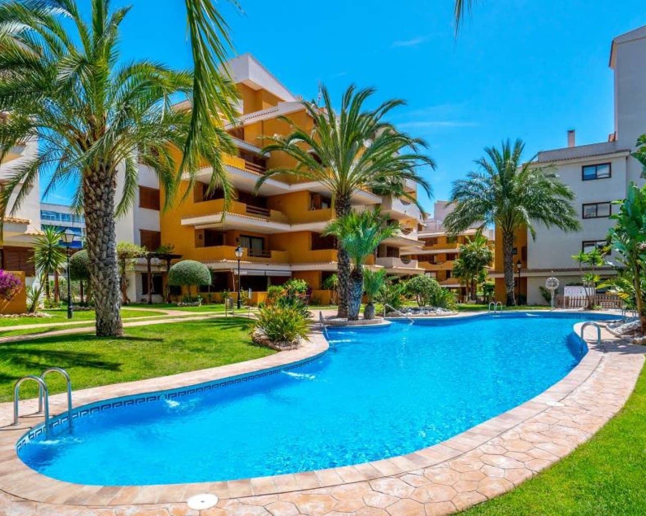 Apartamento de 2 habitaciones en Punta Prima en venta con piscina garaje - 280.000 € (Ref: 10113433)