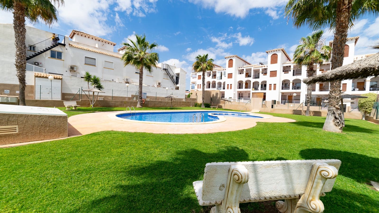2 soveværelse Lejlighed til salg i Orihuela Costa med swimmingpool garage - € 179.000 (Ref: 10113437)