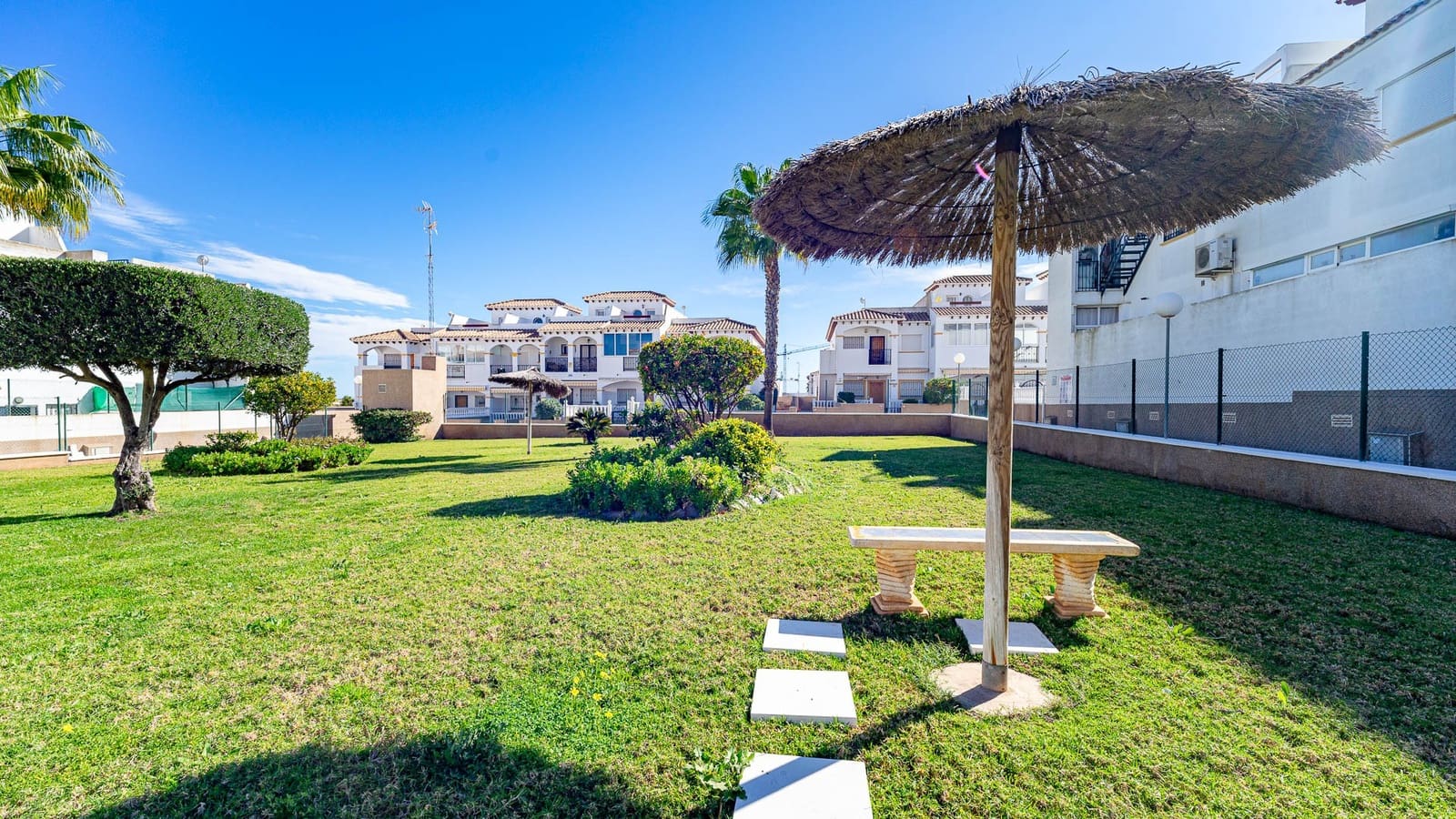 2 soveværelse Lejlighed til salg i Orihuela Costa med swimmingpool garage - € 179.000 (Ref: 10113437)