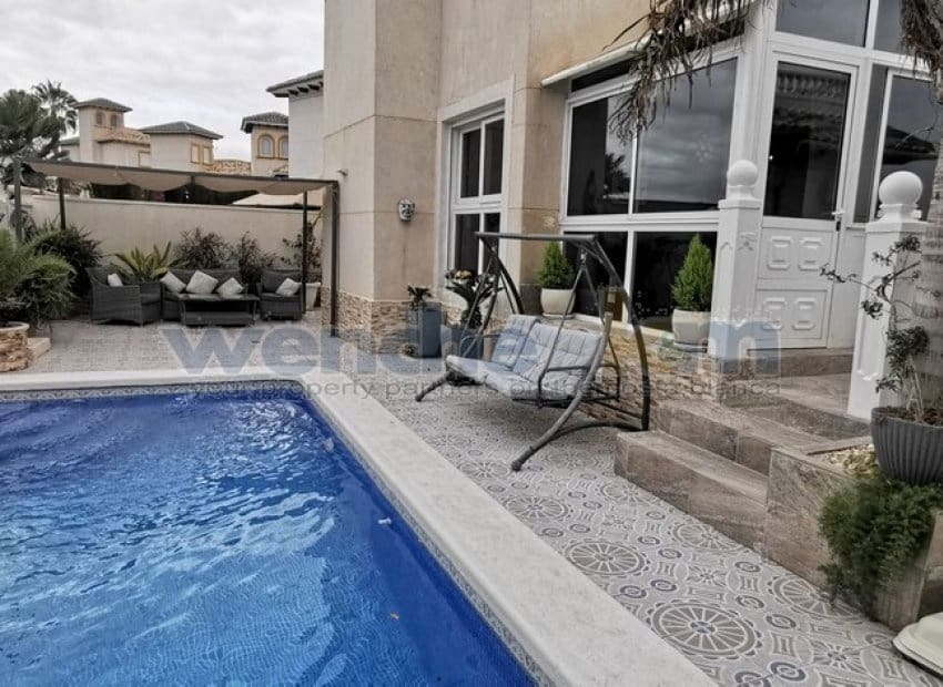 4 soveværelse Villa til salg i Playa Flamenca med swimmingpool - € 399.000 (Ref: 8853252)