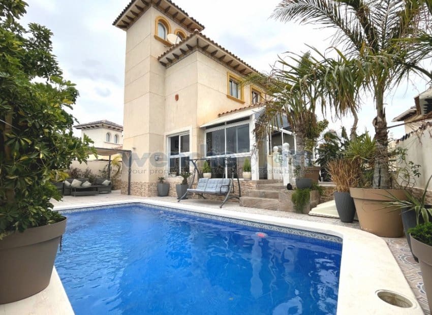 4 soveværelse Villa til salg i Playa Flamenca med swimmingpool - € 399.000 (Ref: 8853252)