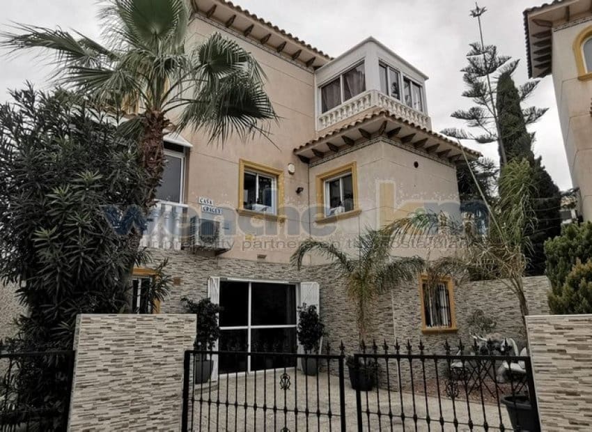 4 soveværelse Villa til salg i Playa Flamenca med swimmingpool - € 399.000 (Ref: 8853252)