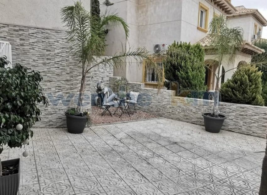 4 soveværelse Villa til salg i Playa Flamenca med swimmingpool - € 399.000 (Ref: 8853252)