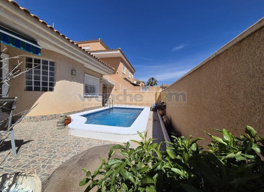 2 Zimmer Villa zu verkaufen in Torrevieja mit Pool - 239.950 € (Ref: 8912362)