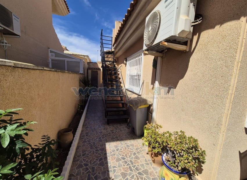 2 Zimmer Villa zu verkaufen in Torrevieja mit Pool - 239.950 € (Ref: 8912362)