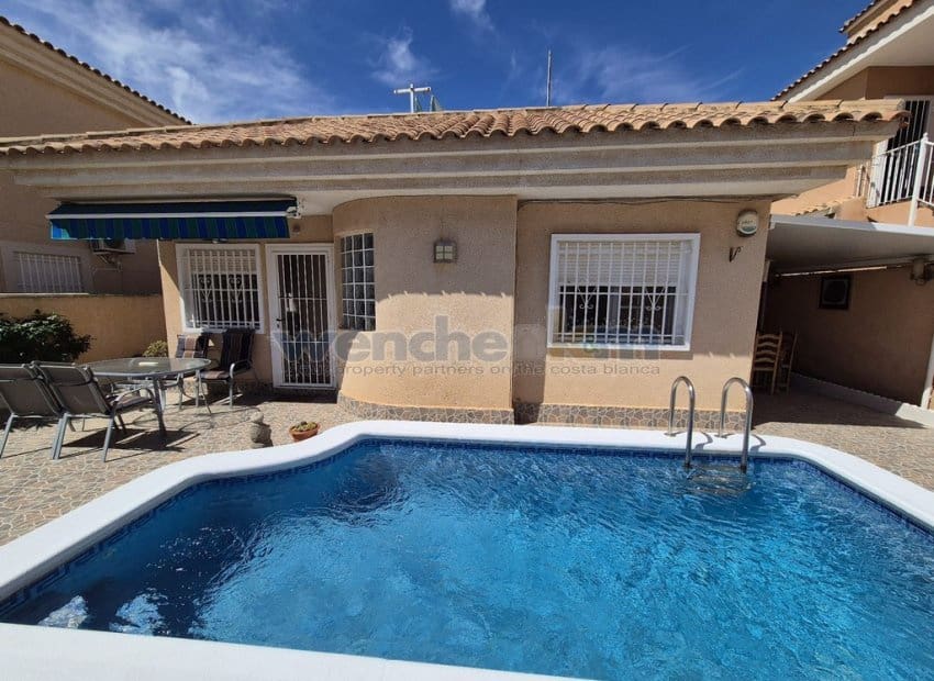 2 Zimmer Villa zu verkaufen in Torrevieja mit Pool - 239.950 € (Ref: 8912362)