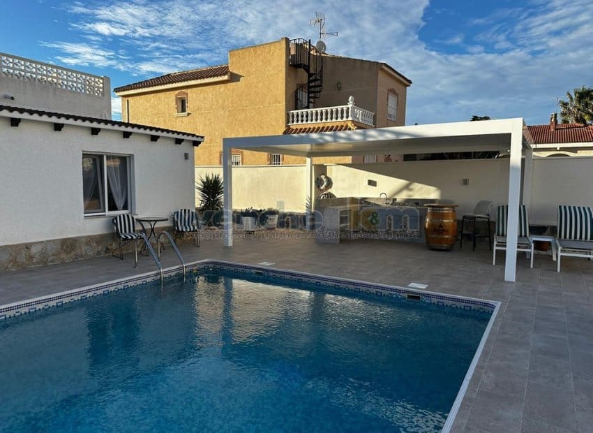 Chalet de 4 habitaciones en Los Balcones en venta con piscina garaje - 779.950 € (Ref: 9606374)