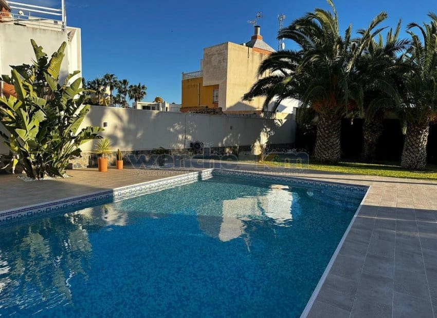 Chalet de 4 habitaciones en Los Balcones en venta con piscina garaje - 779.950 € (Ref: 9606374)