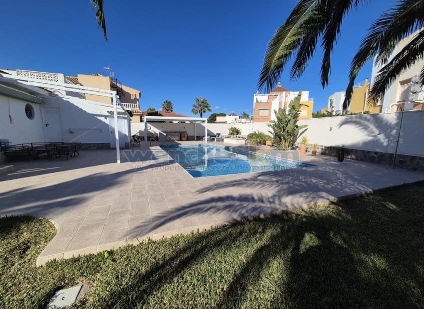 Chalet de 4 habitaciones en Los Balcones en venta con piscina garaje - 779.950 € (Ref: 9606374)