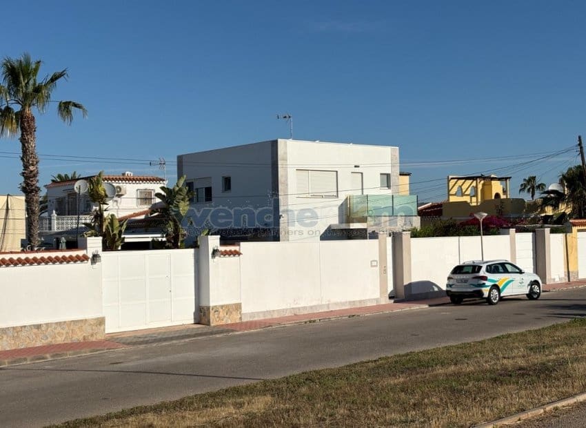2 sypialnia Willa na sprzedaż w Torrevieja z basenem garażem - 465 000 € (Ref: 9889286)