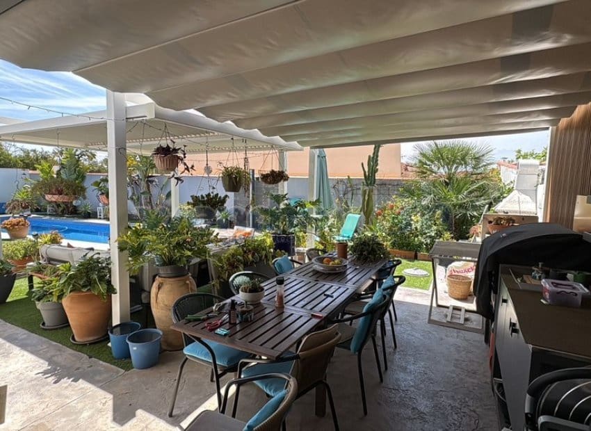 2 sypialnia Willa na sprzedaż w Torrevieja z basenem garażem - 465 000 € (Ref: 9889286)