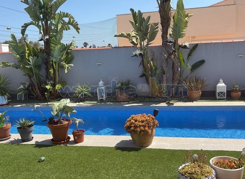 2 sypialnia Willa na sprzedaż w Torrevieja z basenem garażem - 465 000 € (Ref: 9889286)