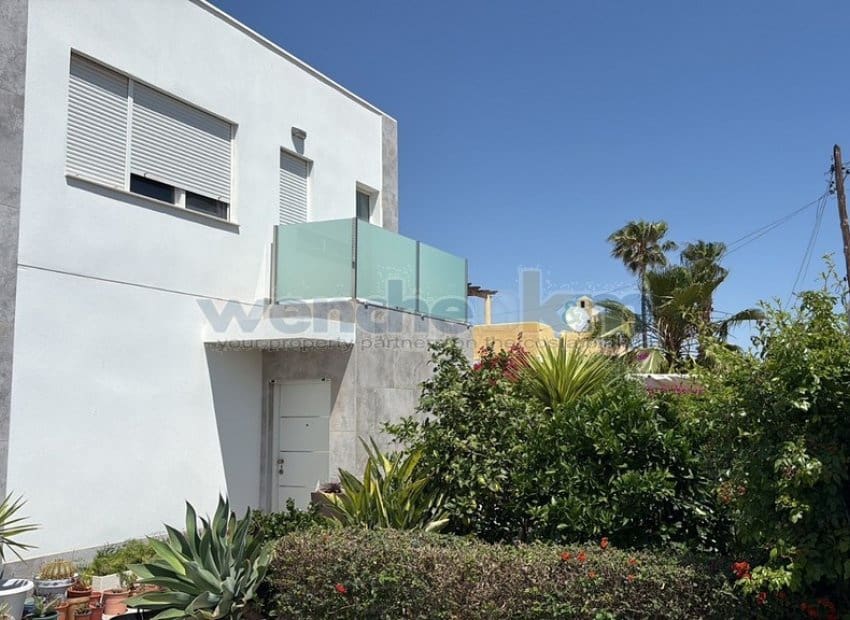 2 sypialnia Willa na sprzedaż w Torrevieja z basenem garażem - 465 000 € (Ref: 9889286)