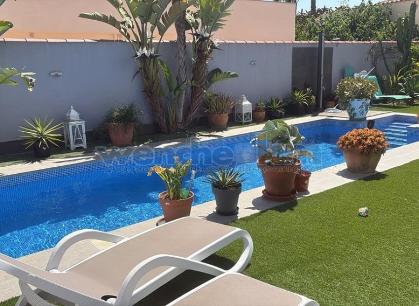 2 sypialnia Willa na sprzedaż w Torrevieja z basenem garażem - 465 000 € (Ref: 9889286)