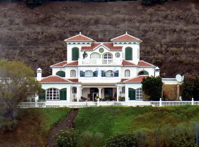 8 sypialnia Willa na sprzedaż w El Peñoncillo, Torrox z basenem garażem - 1 000 000 € (Ref: 10007899)