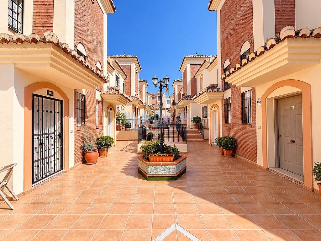 3 quarto Moradia Geminada para venda em Nerja com piscina garagem - 380 000 € (Ref: 10081566)