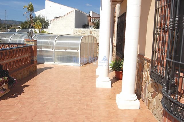 4 sovrum Villa till salu i Nerja med pool - 590 000 € (Ref: 4452736)