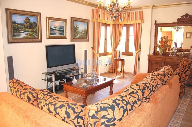 4 sovrum Villa till salu i Nerja med pool - 590 000 € (Ref: 4452736)