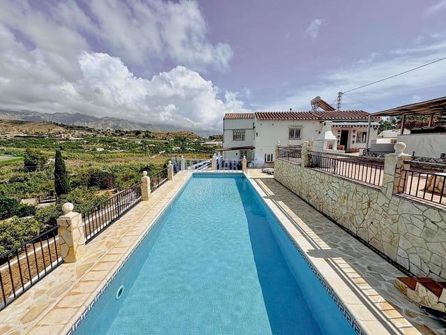 Chalet de 6 habitaciones en Centro, Nerja en venta con piscina garaje - 1.099.000 € (Ref: 9665146)