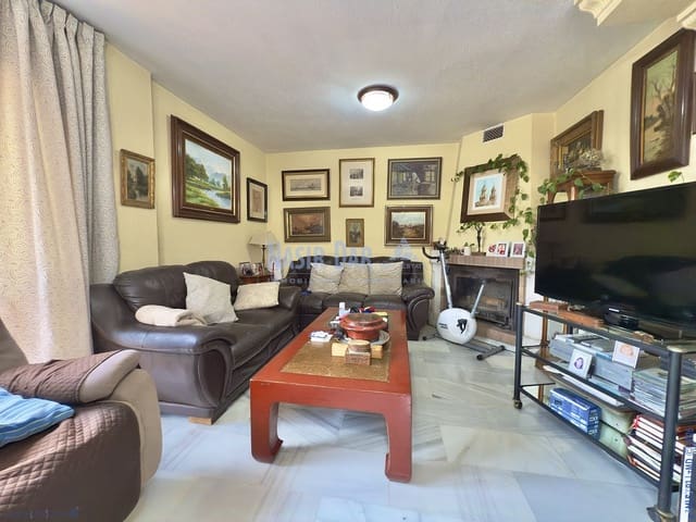 7 chambre Villa/Maison Semi-Mitoyenne à vendre à Torre del Mar, Vélez-Málaga avec piscine garage - 699 000 € (Ref: 9750992)