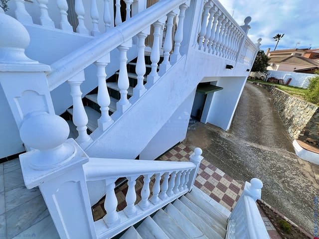 4 makuuhuone Huvila myytävänä paikassa Diseminado Dm P de la Torre, Málaga kaupunki mukana uima-altaan - 898 000 € (Ref: 9751018)