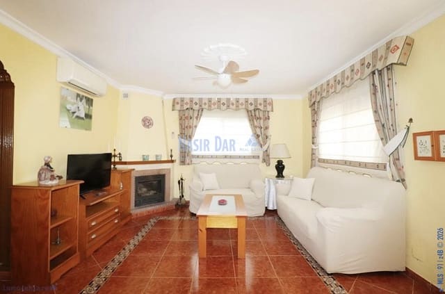 3 soverom Hus til salgs i Centro, Nerja med svømmebasseng garasje - € 449 000 (Ref: 9751035)