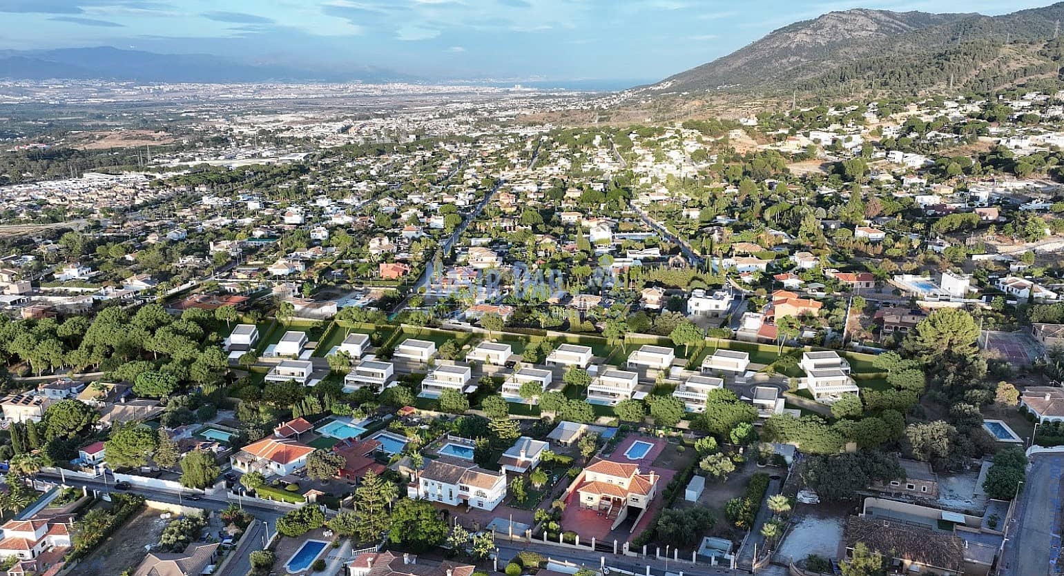 4 quarto Casa em Banda para venda em Alhaurin de la Torre com piscina garagem - 820 000 € (Ref: 9751058)