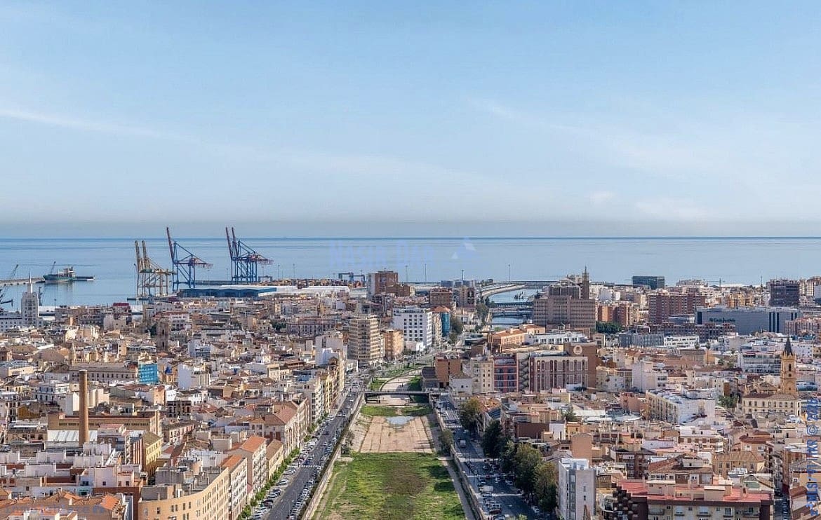 2 soverom Leilighet til salgs i Malaga by med svømmebasseng garasje - € 475 000 (Ref: 9751067)