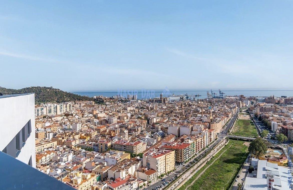 2 soverom Leilighet til salgs i Malaga by med svømmebasseng garasje - € 475 000 (Ref: 9751067)