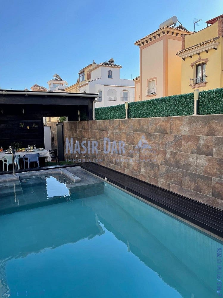 5 quarto Casa em Banda para venda em Nerja com piscina - 750 000 € (Ref: 9751071)