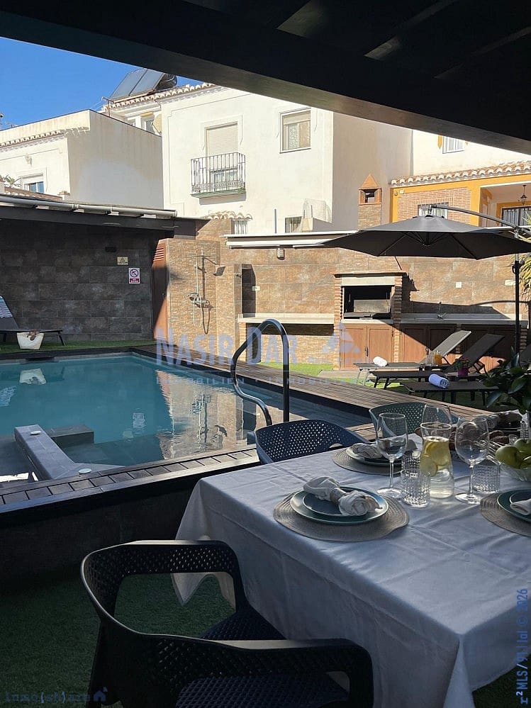 5 quarto Casa em Banda para venda em Nerja com piscina - 750 000 € (Ref: 9751071)