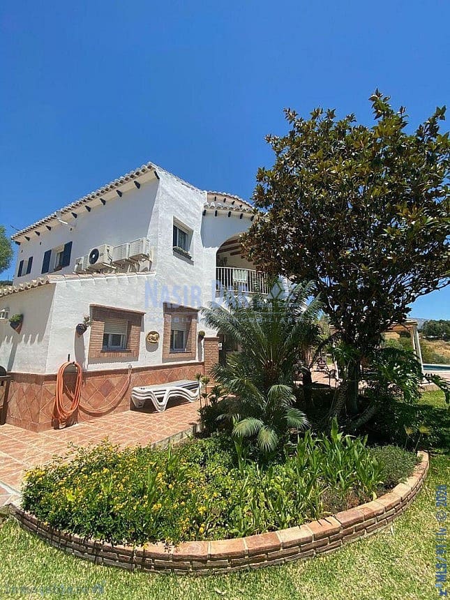 6 bedroom Townhouse for sale in Vinuela with pool garage - € 820,000 (Ref: 9751072)