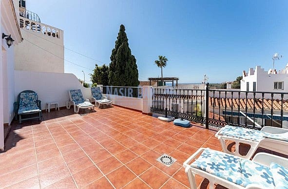 3 soverom Rekkehus til salgs i Avda Pescia - Ctra de Frigiliana, Nerja med svømmebasseng - € 756 (Ref: 9905314)