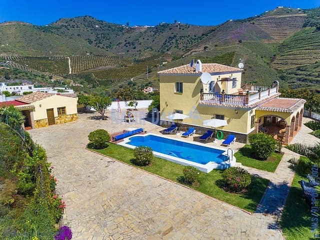 4 soverom Villa til salgs i Nerja med svømmebasseng garasje - € 850 000 (Ref: 9938695)