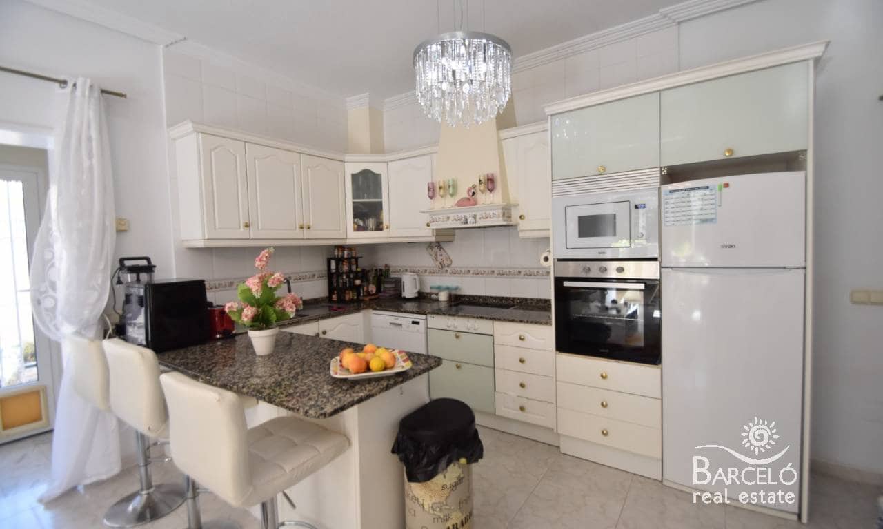 4 sypialnia Willa na sprzedaż w Dona Pepa z basenem garażem - 575 000 € (Ref: 10029708)