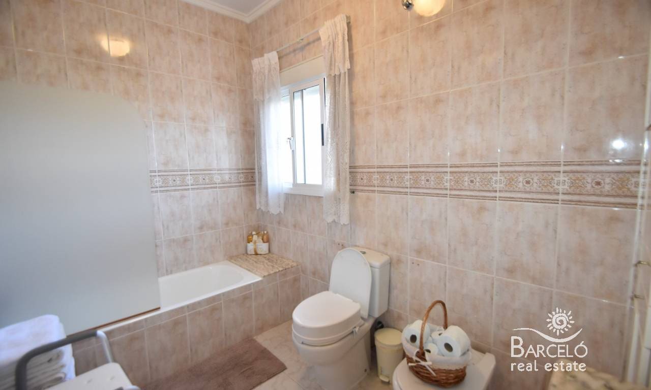 4 sypialnia Willa na sprzedaż w Dona Pepa z basenem garażem - 575 000 € (Ref: 10029708)