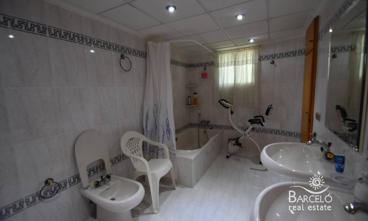 7 bedroom Villa for sale in Redovan with pool garage - € 530,000 (Ref: 9360298)