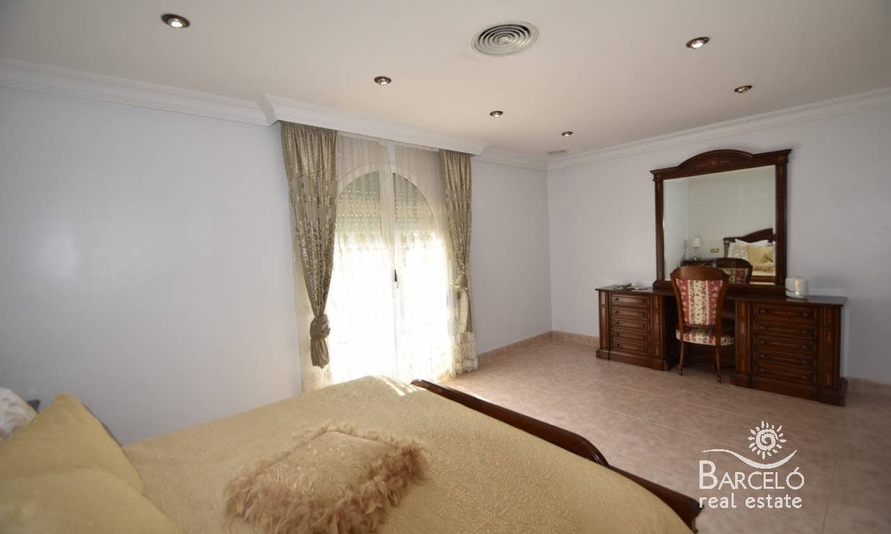 7 bedroom Villa for sale in Redovan with pool garage - € 530,000 (Ref: 9360298)