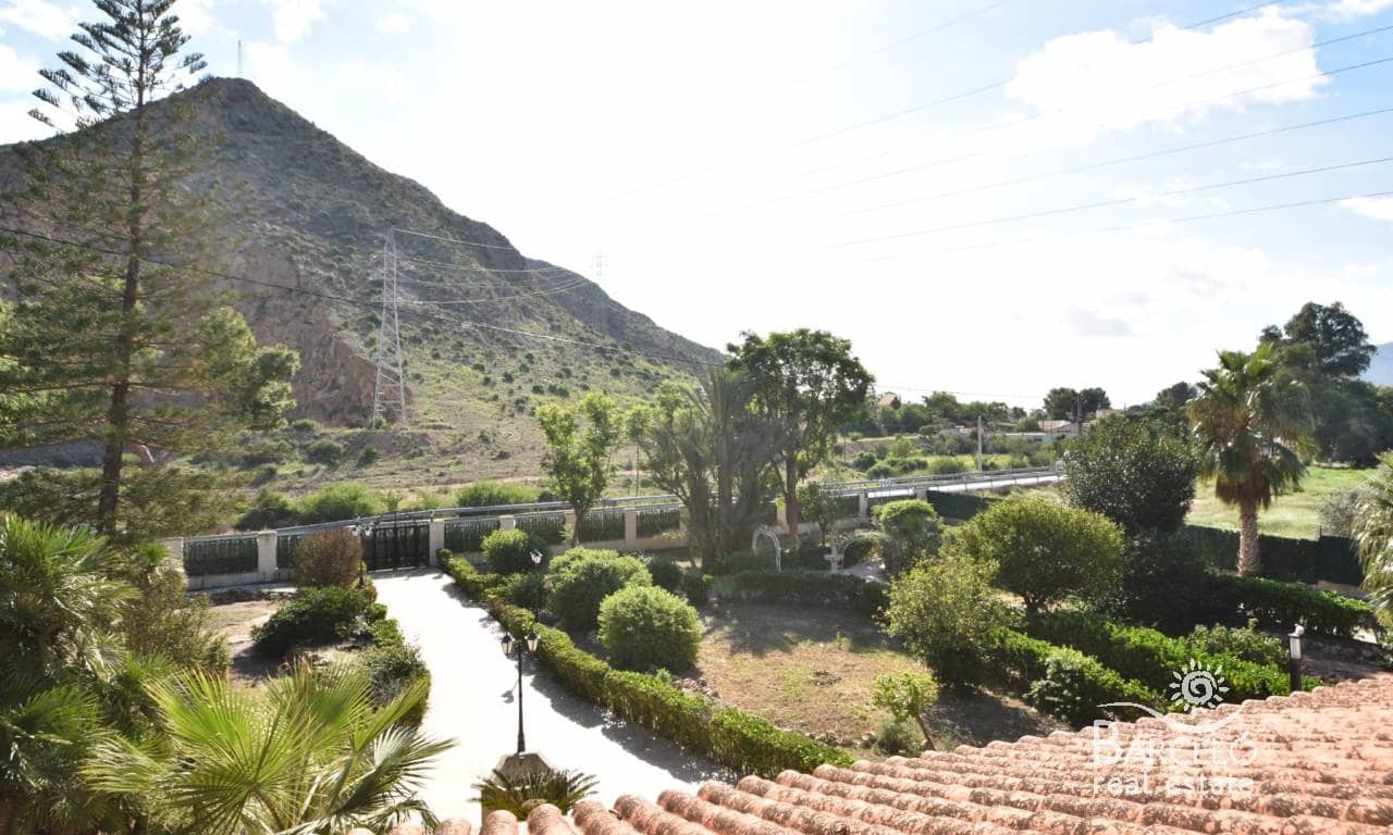 7 bedroom Villa for sale in Redovan with pool garage - € 530,000 (Ref: 9360298)